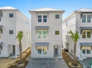 3 stories allows for gulf views from some top story bedrooms