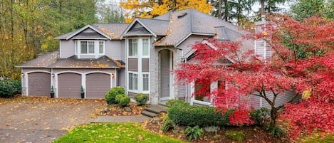 Snohomish Vacation Rental | 5BR | 3BA | 3,400 Sq Ft | Steps Required for Access