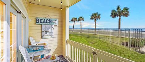 FRONT ROW!  Hear the waves, feel the Gulf Breeze. Surfin Safari is a gorgeous 2-bedroom 2-bathroom condo with a stunning view of the Gulf of Mexico!