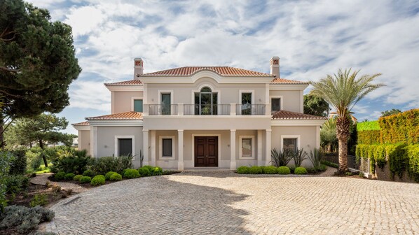 Luxury Six Bedroom Golf Front Villa J195 - 1