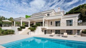 Luxury Six Bedroom Golf Front Villa J195 - 4
