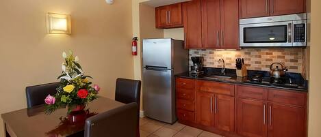 Unit with fully equipped kitchen and dining area