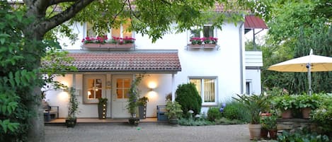 Landhaus Edelmann, Wanderungen ab Haustür, Restaurant in 5 Minuten zu Fuß 