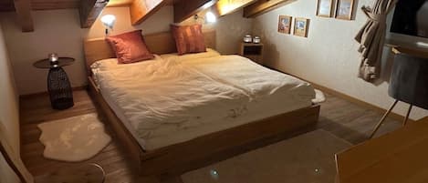 Schlafzimmer mit Doppelbett 180x200