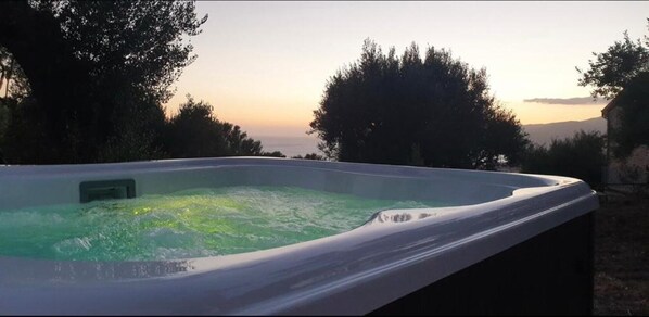Outdoor spa tub