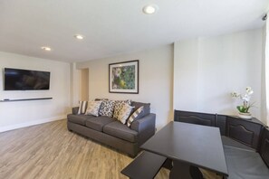 Make an 'ono (delicious) meal and eat as a family in the dining area. Wrap around bench offers comfortable seating.
