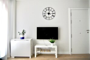 En la decoración del apartamento se ha buscado que tenga personalidad, estilo moderno y que sea funcional. / The decoration aims to have its own modern personality while keeping functional.