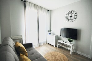 El apartamento es totalmente exterior y tiene luz natural durante todo el día. / The apartment is completely exterior and enjoys sunlight throughout the day.