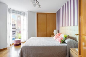 Dormitorio con mirador / Bedroom with lookout window