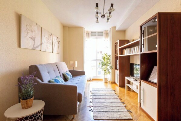 Salón con mirador / Living room with lookout window