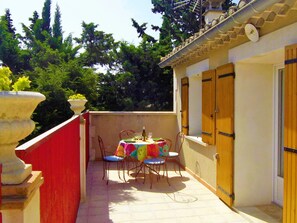 Une jolie terrasse privée et clôturée de 25 m²