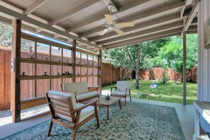 Outdoor patio (private patio with fully-fenced yard)
