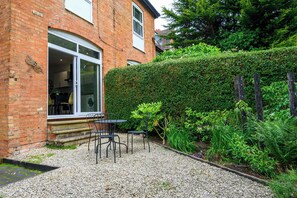 Outside dining and access to Amythyst