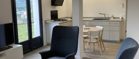 Salon / Cuisine avec coin repas