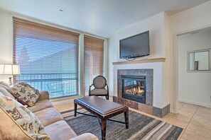 Living Room | Gas Fireplace | Flat-Screen TV w/ Cable