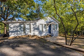 Exterior of one bedroom cottage.