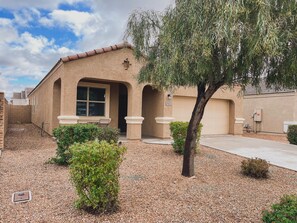 Front of house w/2 car garage with opener