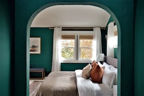 Master Bedroom- King-Size Bed with Ensuite Bathroom, Smart TV, Workspace (Desk + Chair)