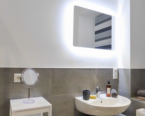 Modernes Bad mit Spiegel, Fön und Handseife 