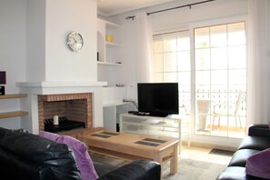 Spacious living room Free WIFI and UK TV