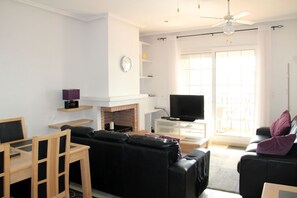 Spacious living room Free WIFI and UK TV