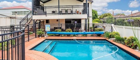 Just a short stroll from Wynnum Esplanade, Wynnum Jetty and Pandanus Beach, Plumeria Place is the ideal coastal pad to kick back and relax.