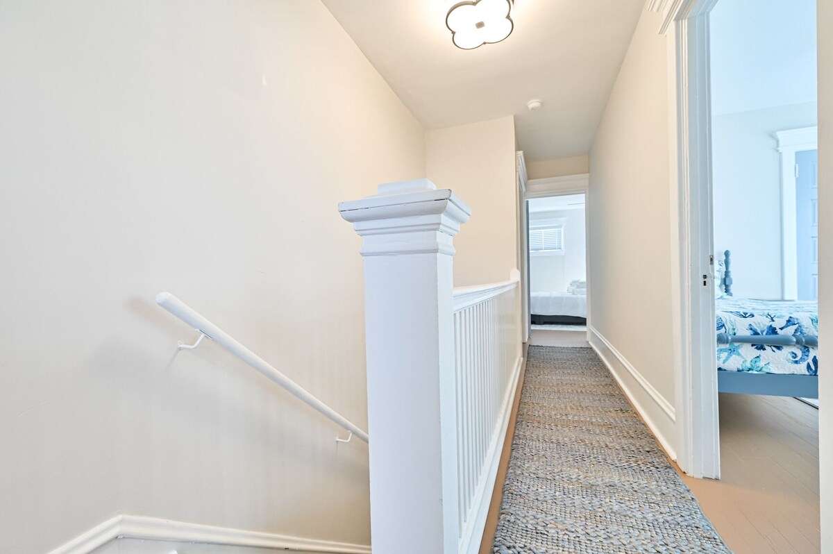 Newly renovated house across from the beach, center of town