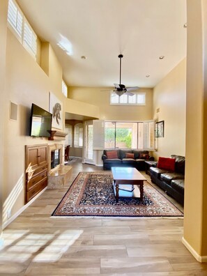 Livingroom that leads out to back yard and dinning room