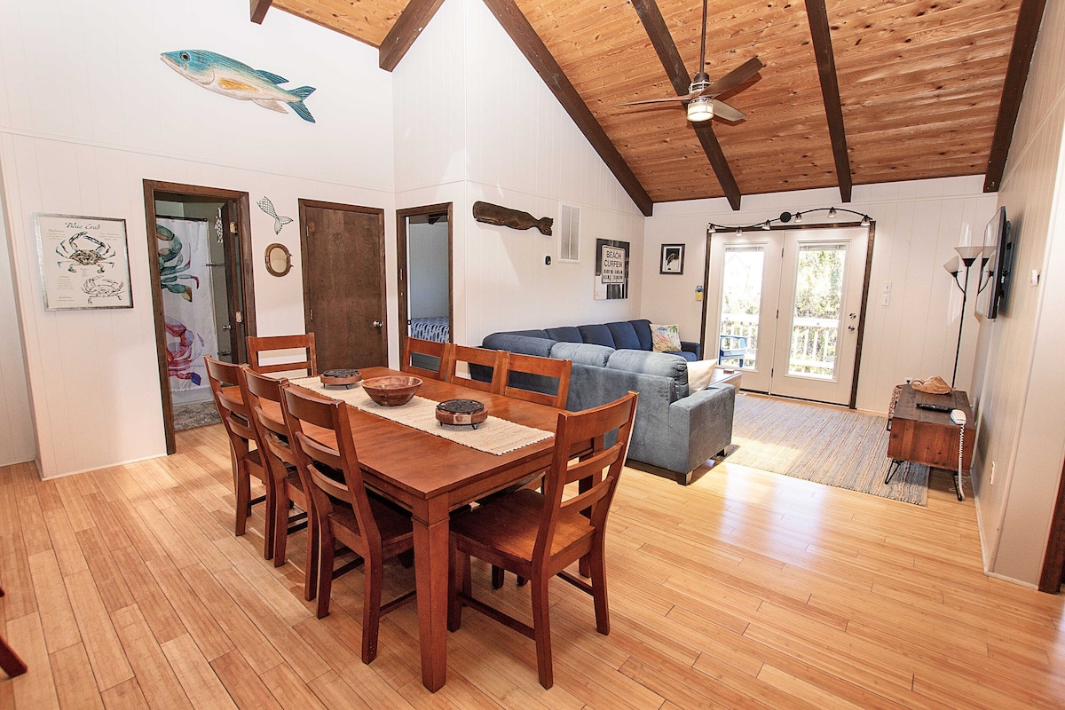 Dogs Welcome, 25 Yards to Beach Access, Private Pool & Hot Tub