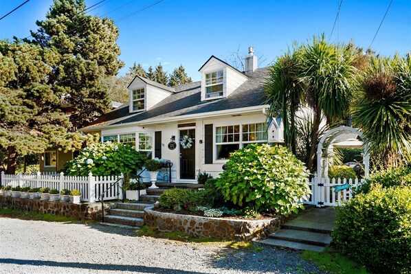 Front of the home at Elliott Way Cottage