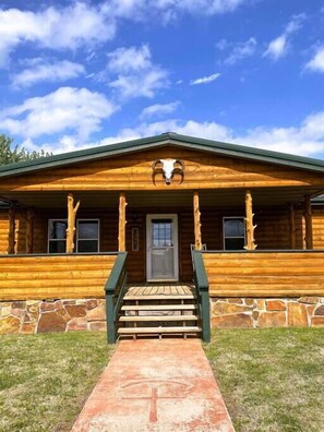 Front Porch/Entrance