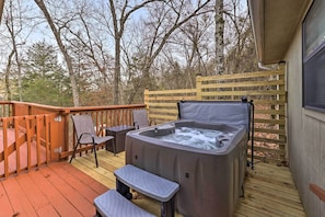 Deck | Private Hot Tub | Flat-Top Gas Grill