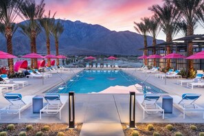 World Class community amenities. Community pool, workout facilities, and bar.