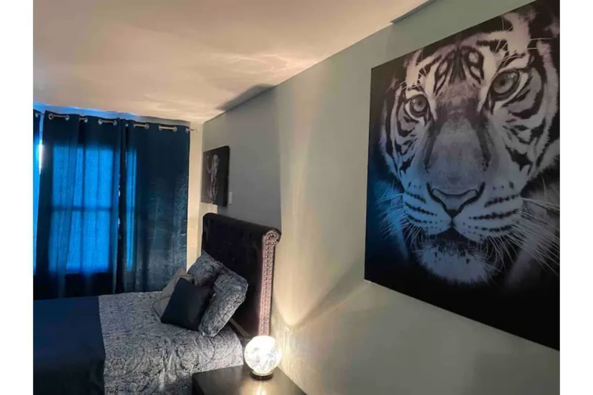 TOWNHOUSE 5BR/2BATH/2 FLOORS/ FREE PARKING/BBQ