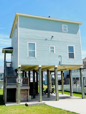 Best of Tides is one of the newest houses in Pirates Beach. Sturdy and inviting.