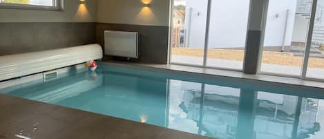 überdachtes und beheiztes Schwimmbad