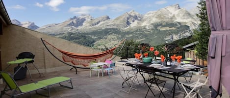 Terrasse solarium exposée sud avec vue panoramique sur la vallée et la montagne