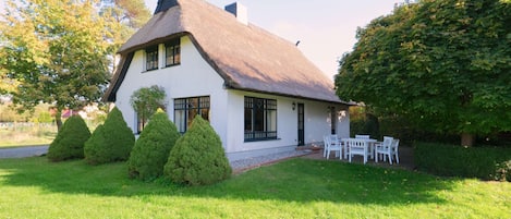 Reetgedecktes Ferienhaus mit Terrasse und Garten