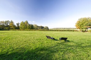 Blick in den großen Garten und dem freien Blick in die Natur