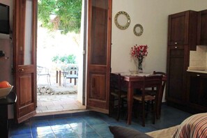 Sitting room and door to the garden
Soggiorno e ports sul giardino
