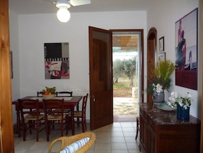 Sitting room and French window to patio
Soggiorno e patio