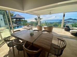 Amazing views, sun loungers, private pool, alfresco dining