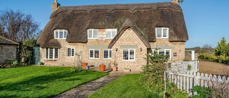 Front View, The Thatch House, Bolthole Retreats