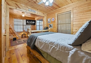 A comfortable double bed awaits you in this cozy bedroom, ideal for a good night's sleep.