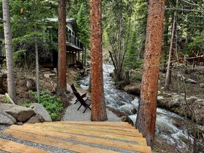 Relax by the creek 🌿 Nestled in the forest, our cabin offers the perfect spot to unwind.