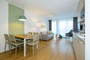 Wohn-Essbereich mit Couch, Esstisch und Sitzgelegenheit