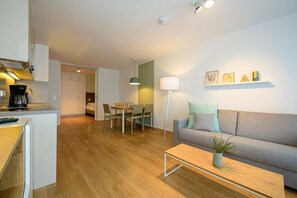 Wohn-Essbereich mit Couch, Esstisch und Sitzgelegenheit