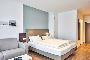 Schlafbereich mit Doppelbett und Kleiderschrank