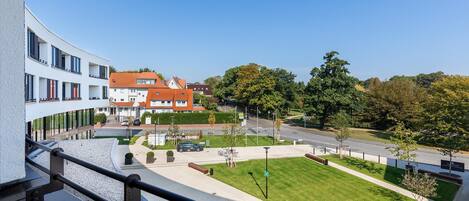 Überdachte Loggia mit Blick zum Godewindpark
