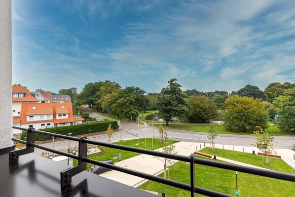 Überdachte Loggia mit Blick zum Godewindpark